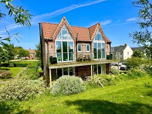 Exterior - Stunning Coastal Cottage - Sleeping 5 in 2 Bedrooms - Pool and Beach Access Included. (Filey)