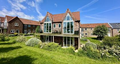 Stunning Coastal Cottage - Sleeping 5 in 2 Bedrooms - Pool and Beach Access Included.