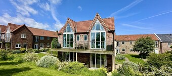 Stunning Coastal Cottage - Sleeping 5 in 2 Bedrooms - Pool and Beach Access Included.