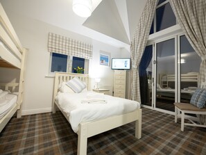 2 bedrooms, iron/ironing board, travel crib, free WiFi - Stunning Coastal Cottage - Sleeping 5 in 2 Bedrooms - Pool and Beach Access Included. (Filey)