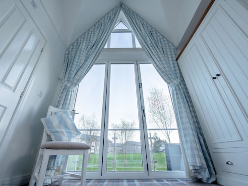 Stunning Coastal Cottage - Sleeping 5 in 2 Bedrooms - Pool and Beach Access Included.