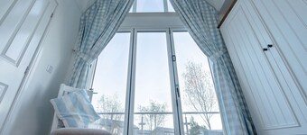 Stunning Coastal Cottage - Sleeping 5 in 2 Bedrooms - Pool and Beach Access Included.