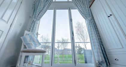 Stunning Coastal Cottage - Sleeping 5 in 2 Bedrooms - Pool and Beach Access Included.