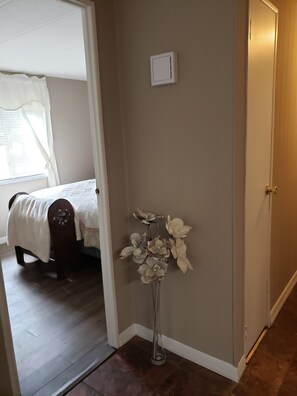 2 bedrooms, desk, WiFi, bed sheets