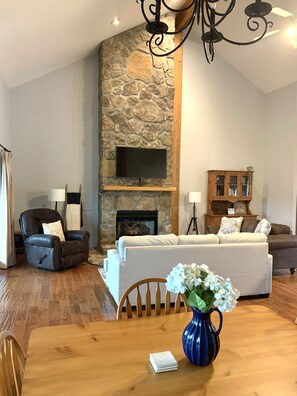 Smart TV, fireplace, table football - Waterview Retreat - In town convenience with beautiful Lake & Mountain Views (Hiawassee)