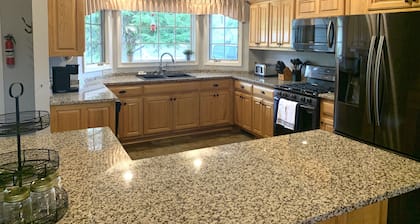 Waterview Retreat - In town convenience with beautiful Lake & Mountain Views