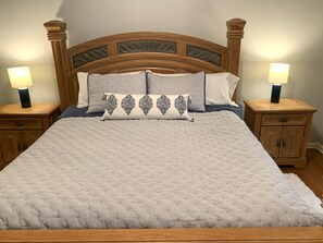 3 bedrooms, free WiFi, bed sheets, wheelchair access - Waterview Retreat - In town convenience with beautiful Lake & Mountain Views (Hiawassee)