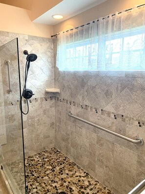 Suihku, hiustenkuivaaja, bidee, pyyhkeet