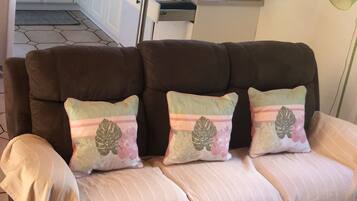 Tv, dvd-afspiller, bøger, stereoanlæg