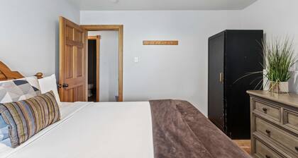 Christie Lane Lodge: Sleeps 22, Game Room, Hot Tub