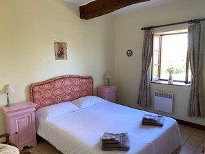 1 bedroom, iron/ironing board, travel cot, free WiFi