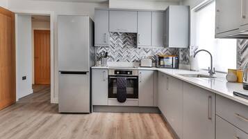 Jääkaappi, mikroaaltouuni, uuni, liesi