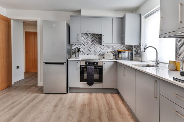 Jääkaappi, mikroaaltouuni, uuni, liesi