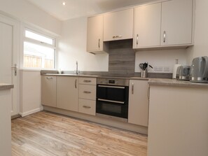 Cottage | Private kitchen | Fridge, dishwasher, electric kettle, toaster - Kings Walk (Thornton-Cleveleys)