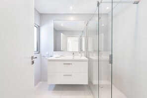 Bathtub, hair dryer, towels, shampoo
