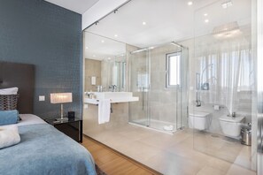 Baignoire, séchoir à cheveux, serviettes fournies, shampooing