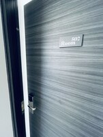 Una puerta con un letrero que indica "Habitación 502".