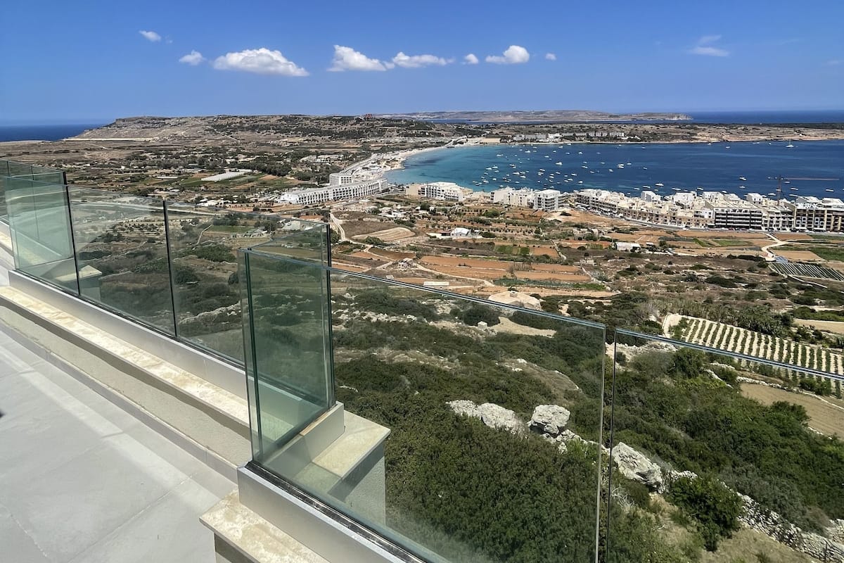 Chambre Deluxe double ou avec lits jumeaux, balcon, vue sur la mer | Minibar, coffre-fort, bureau