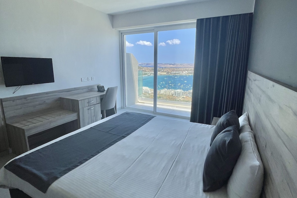 double or twin room, balcony, sea view | 1 bedroom, minibar, in-room safe, desk