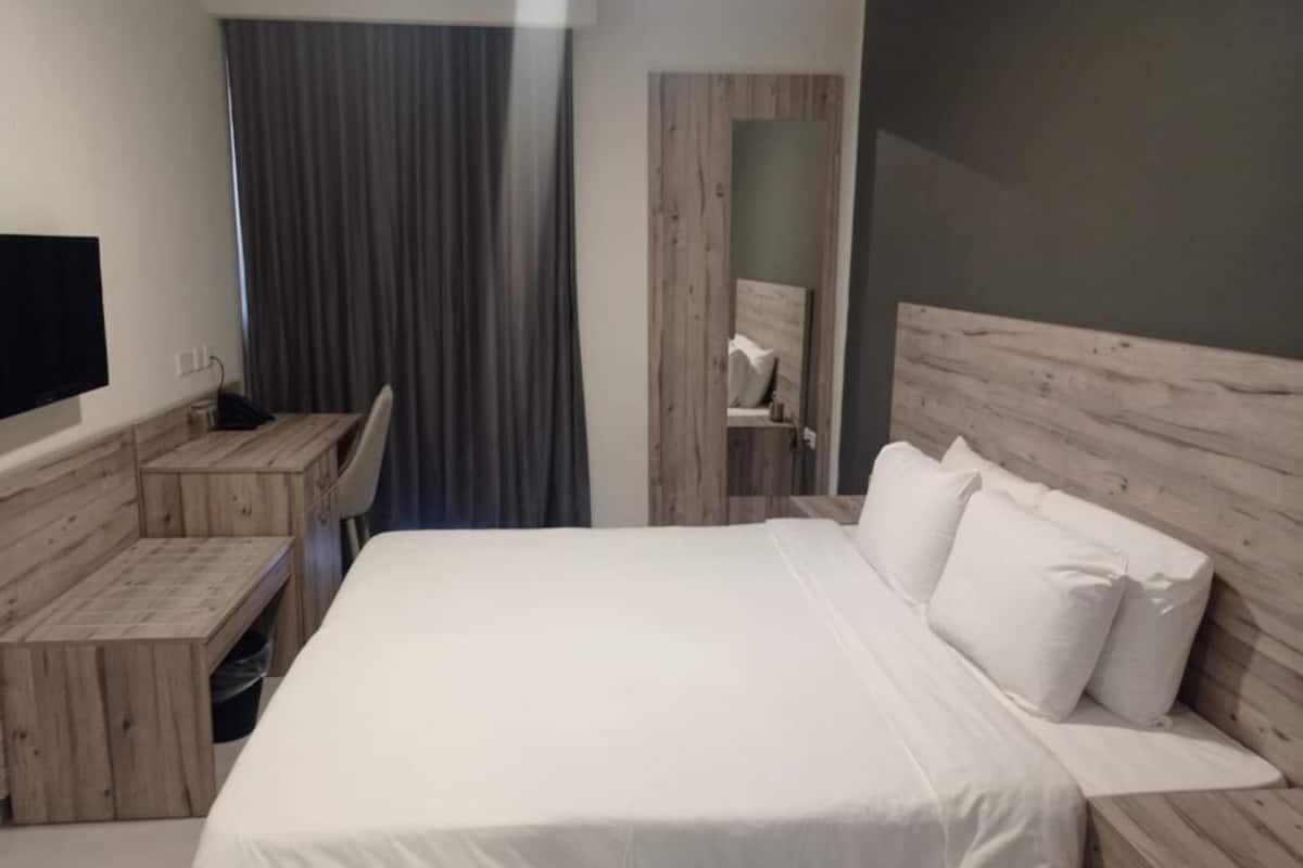 standard room | 1 bedroom, minibar, in-room safe, desk