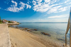 Accommodatie ligt op het strand, ligstoelen