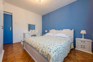 2 slaapkamers, een bureau, een strijkplank/strijkijzer, gratis wifi