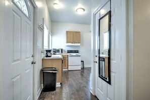 Fridge, microwave, oven, stovetop - Cozy 2 bdr Appt at heart of Capitol Hill (Seattle)