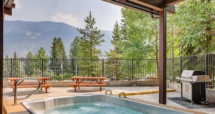 True Ski In/Out Luxury Condo w/ fireplace, views