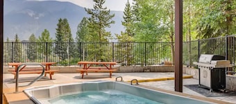 True Ski In/Out Luxury Condo w/ fireplace, views