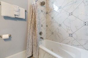 Hair dryer, towels - Modern 1-BD Near French Quarter | Walk to Superdome (New Orleans)