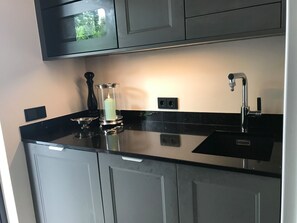 Kühlschrank, Mikrowelle, Herdplatte, Geschirrspüler