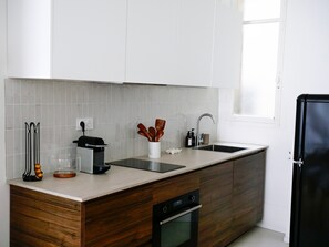 Kjøleskap, mikrobølgeovn, oppvaskmaskin og kaffetrakter/tekoker