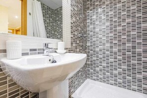 Baignoire, sĂšche-cheveux