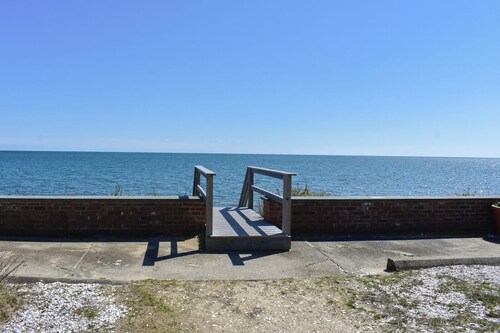 1 bedroom cottage with ac, steps to the beach!