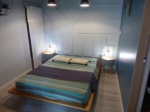 3 habitaciones, tabla de planchar con plancha y cuna de viaje 