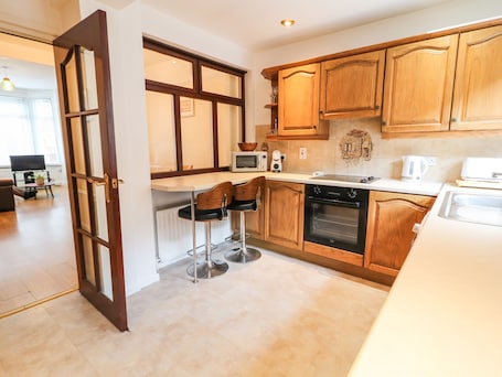 Cottage | Private kitchen | Fridge, toaster, cookware/dishes/utensils