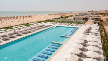 4 piscines extérieures, parasols de plage, chaises longues