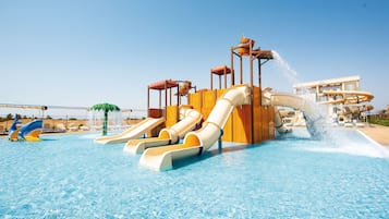 4 outdoor pools, pool umbrellas, pool loungers