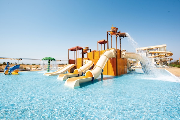 4 piscine all'aperto, ombrelloni da piscina, lettini