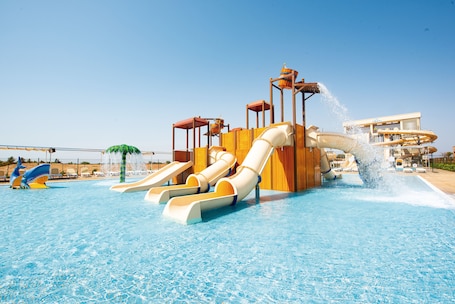4 piscinas al aire libre, sombrillas, sillones reclinables de piscina