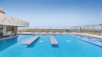 4 outdoor pools, pool umbrellas, sun loungers