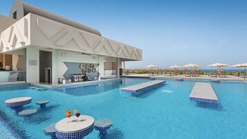 4 buitenzwembaden, parasols voor strand/zwembad