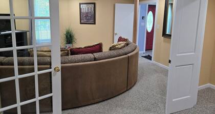 Beautiful 1BR Walkout Fenced & Gated Villa, Onsite parking, Pet friendly-2+acres