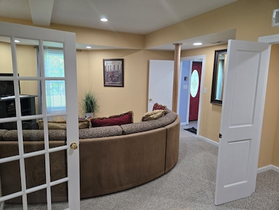 Beautiful 1BR Walkout Fenced & Gated Villa, Onsite parking, Pet friendly-2+acres