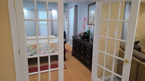 Un dormitorio con cama, cómoda y espejo.