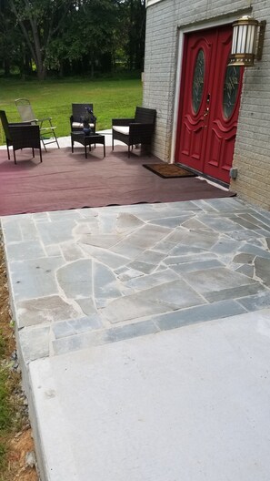 Terrace/patio - Beautiful 1BR Walkout Fenced & Gated Villa, Onsite parking, Pet friendly-2+acres (DARNESTOWN)