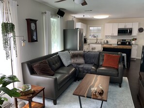 Smart TV, books, stereo, offices