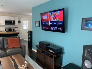 Smart TV, books, stereo, offices