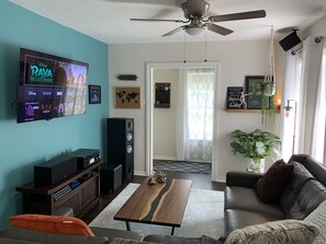 Smart TV, books, stereo, offices
