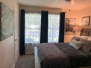 3 bedrooms, desk, iron/ironing board, free WiFi - Newly remodeled vintage 3 bed 1 bath with king suite in close to many hot spots (FORT WORTH)